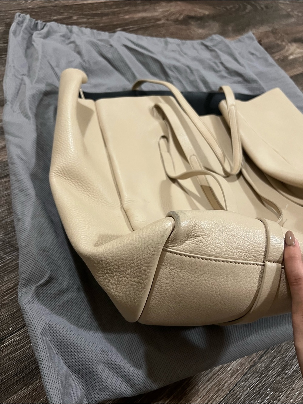 Balenciaga Everyday Beige Leather Tote Bag in Neutral Cream Tone - Picture 9 of 16